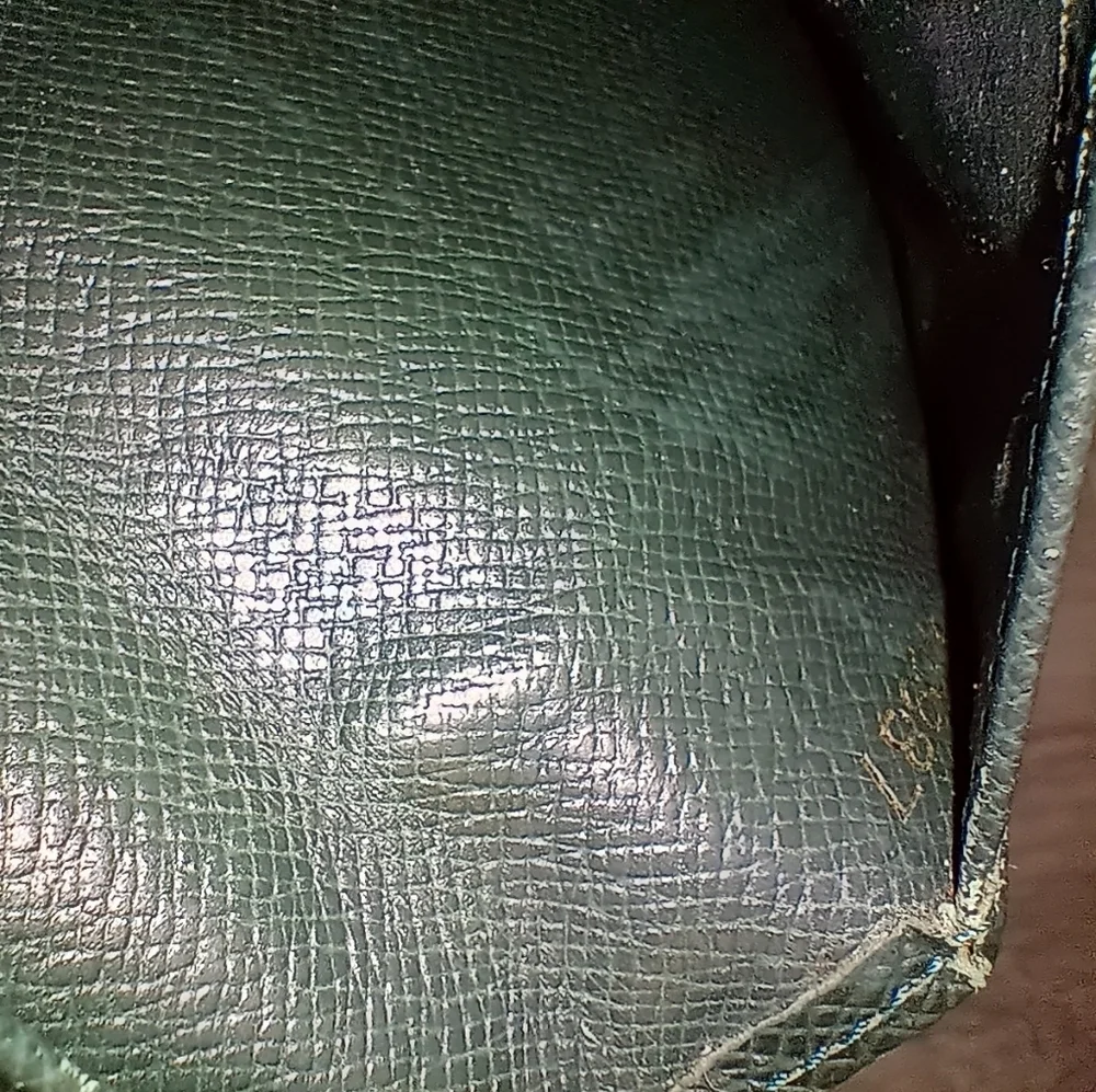 LOUIS VUITTON TAIGA BI-FOLD LONG SLIM WALLET LEATHER FOREST GREEN